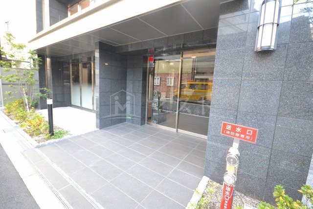 大阪市北区中津４丁目の賃貸マンションのエントランス