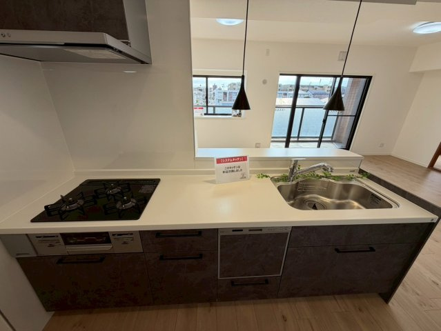 ヴィアーレ一社のキッチン|キッチンからリビングを見渡せる、家族とのコミュニケーションも取りやすい設計。