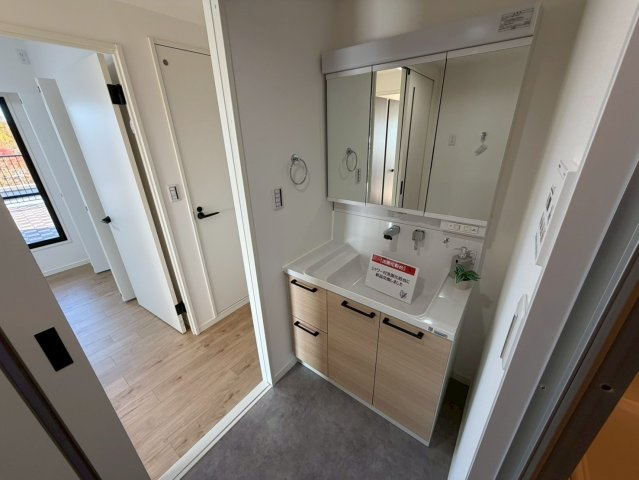 ヴィアーレ一社の独立洗面台|三面鏡付シャンプードレッサー洗面台で朝の忙しい準備も楽々♪