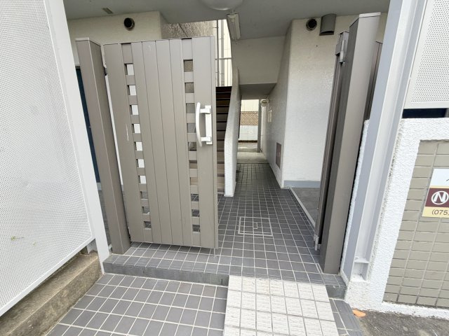 ドムール佐保川のエントランス