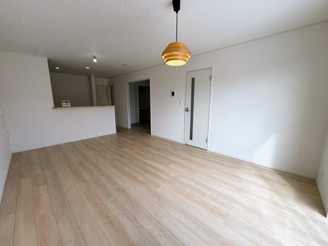 クレイドルガーデン糸満市大度 第1・２号棟の居間・リビング|二面採光で明るくゆったりくつろげる17帖のLDK／会話の弾む対面式キッチン