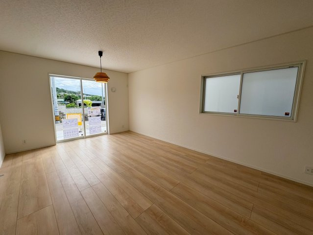 クレイドルガーデン糸満市大度 第1・２号棟の居間・リビング|二面採光で明るくゆったりくつろげる17帖のLDK