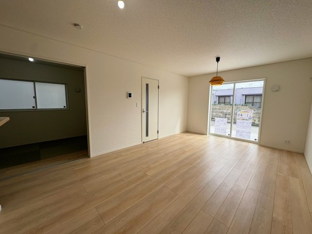 クレイドルガーデン糸満市大度 第1・２号棟の居間・リビング|二面採光で明るくゆったりくつろげる17帖のLDK＋洋風和室５帖