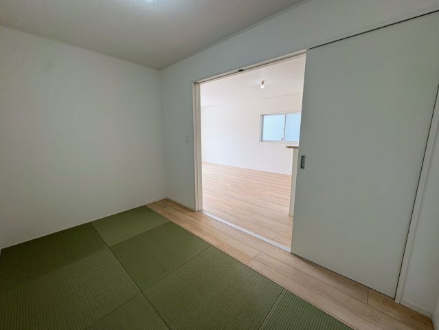 クレイドルガーデン糸満市大度 第1・２号棟の和室|リビングに隣接する洋風和室５帖