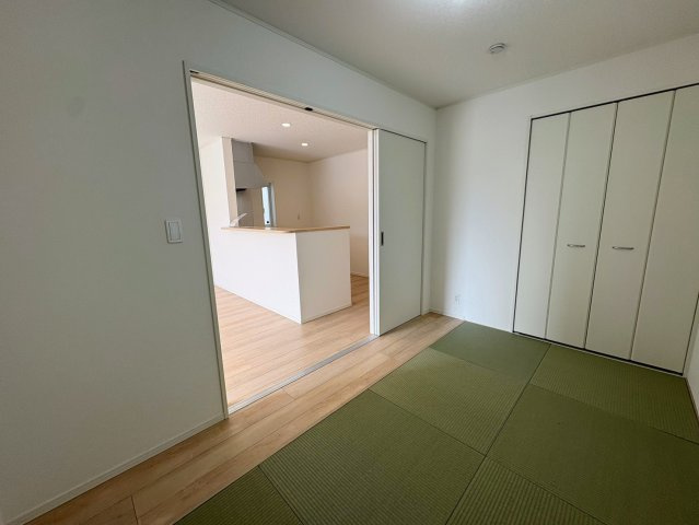 クレイドルガーデン糸満市大度 第1・２号棟の和室|リビングに隣接する洋風和室５帖・押し入れ収納付き