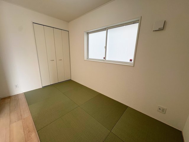 クレイドルガーデン糸満市大度 第1・２号棟の和室|生活に和の趣をもたらす畳の部屋５帖・押し入れ収納付き