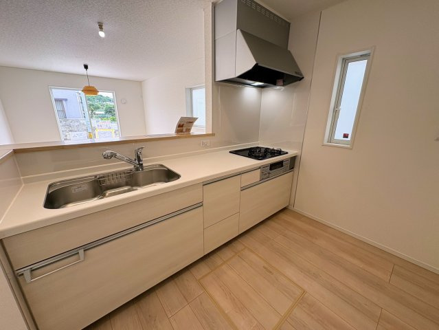クレイドルガーデン糸満市大度 第1・２号棟のキッチン|会話の弾む対面式のシステムキッチン・換気窓＆床下収納付き