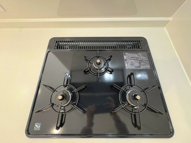 クレイドルガーデン糸満市大度 第1・２号棟のキッチン|ガスコンロ３口