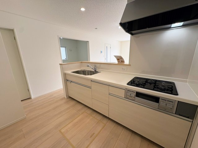 クレイドルガーデン糸満市大度 第1・２号棟のキッチン|奥行があり家事がしやすい対面式のシステムキッチン