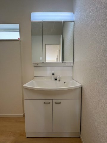 クレイドルガーデン糸満市大度 第1・２号棟の独立洗面台|ハンドシャワー付き洗面化粧台＆洗濯機置場／洗面室に窓