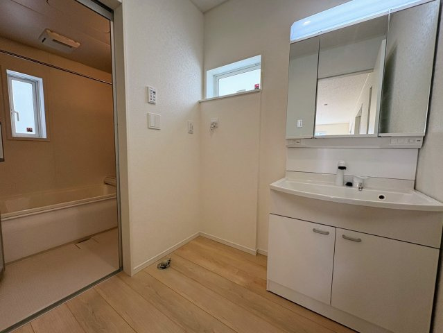 クレイドルガーデン糸満市大度 第1・２号棟の独立洗面台|ハンドシャワー付き洗面化粧台＆洗濯機置場から浴室への動線