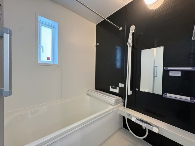 クレイドルガーデン糸満市大度 第1・２号棟の浴室|浴室換気暖房乾燥機付きユニットバス／物干し竿付き／浴室に窓