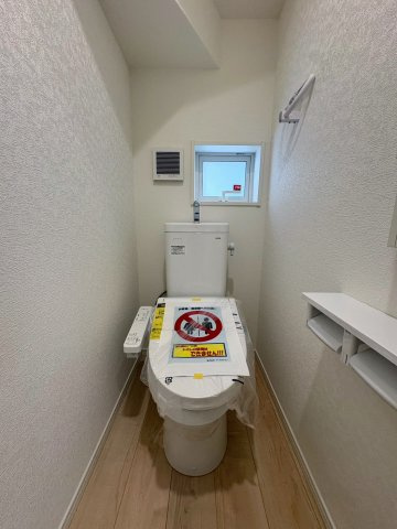クレイドルガーデン糸満市大度 第1・２号棟のトイレ|１階トイレ・換気窓＆収納棚付き／温水洗浄便座