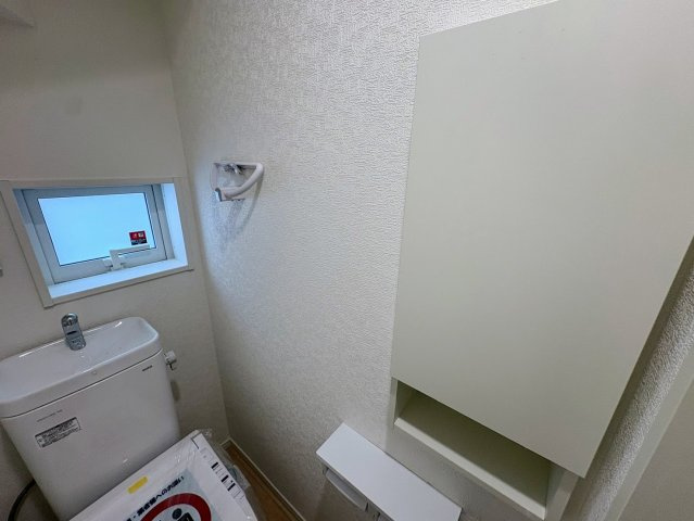 クレイドルガーデン糸満市大度 第1・２号棟のトイレ|１階トイレに設置された便利な収納棚