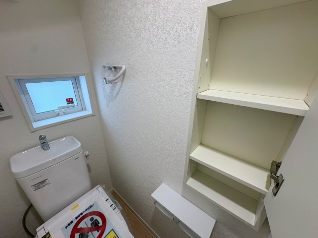 クレイドルガーデン糸満市大度 第1・２号棟のトイレ|１階トイレに設置された便利な収納棚