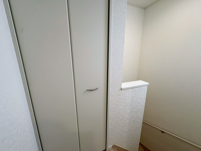 クレイドルガーデン糸満市大度 第1・２号棟の収納|２階廊下に設置された便利な収納スペース