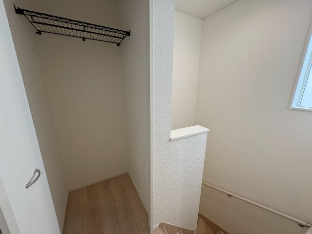 クレイドルガーデン糸満市大度 第1・２号棟の収納|２階廊下に設置された便利な収納スペース