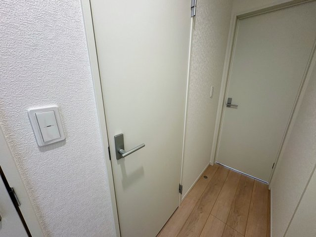 クレイドルガーデン糸満市大度 第1・２号棟の内装|２階廊下／サービスルーム1.5帖、洋室6.1帖の扉