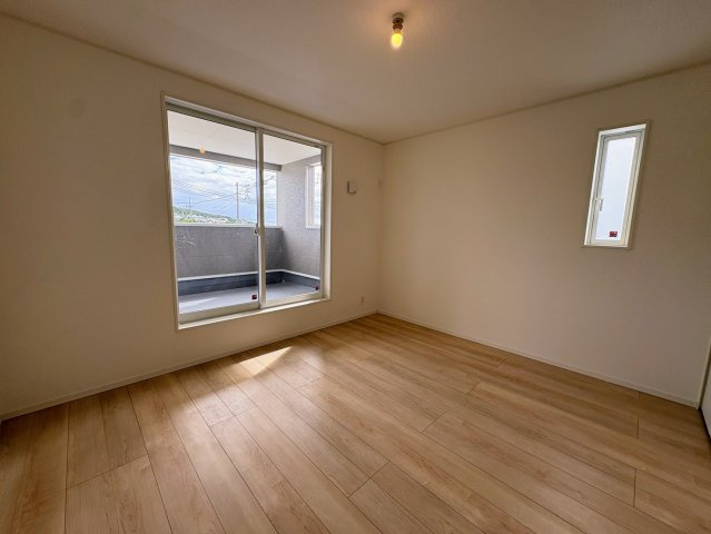 クレイドルガーデン糸満市大度 第1・２号棟の洋室|二面採光の２階主寝室7.5帖・バルコニー出入口付き