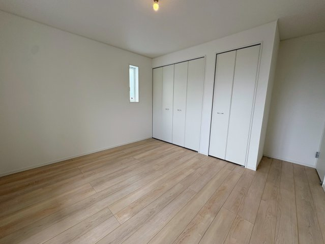 クレイドルガーデン糸満市大度 第1・２号棟の洋室|二面採光の２階主寝室7.5帖・クローゼット収納×２