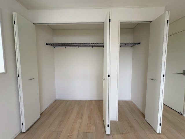 クレイドルガーデン糸満市大度 第1・２号棟の収納|２階主寝室7.5帖に設置されたクローゼット収納×２