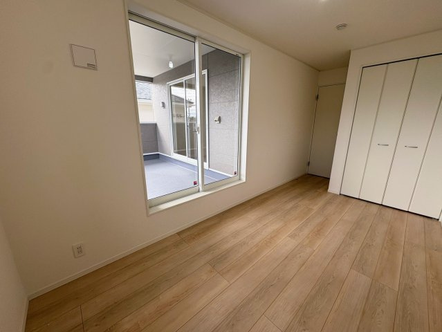 クレイドルガーデン糸満市大度 第1・２号棟の洋室|二面採光の２階洋室6.1帖・バルコニー出入口＆クローゼット収納付き