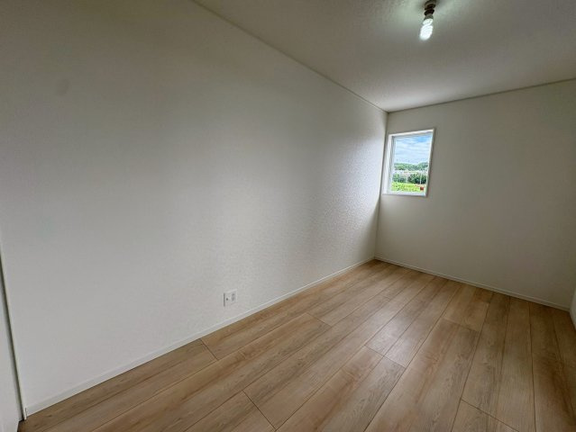 クレイドルガーデン糸満市大度 第1・２号棟の洋室|二面採光の２階洋室6.1帖