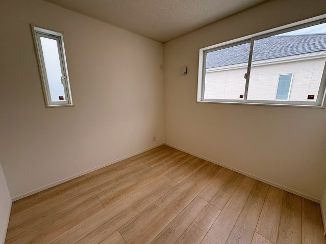 クレイドルガーデン糸満市大度 第1・２号棟の洋室|二面採光の２階洋室５帖