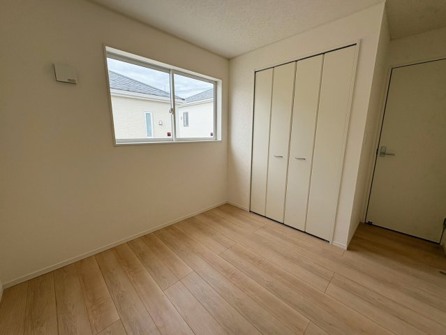 クレイドルガーデン糸満市大度 第1・２号棟の洋室|二面採光の２階洋室５帖・クローゼット収納付き