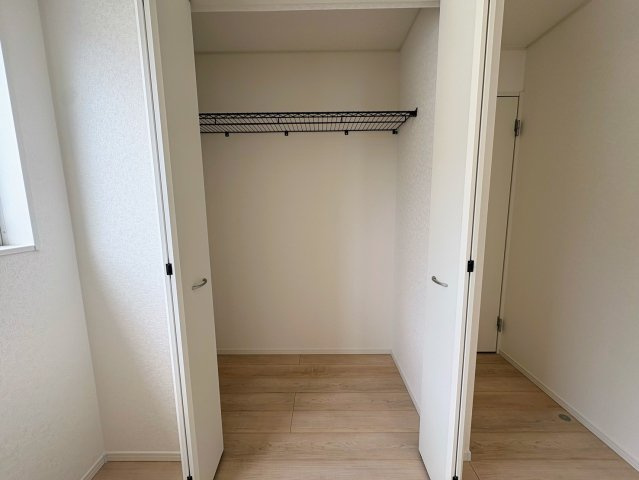 クレイドルガーデン糸満市大度 第1・２号棟の収納|二面採光の２階洋室５帖に設置されたクローゼット収納