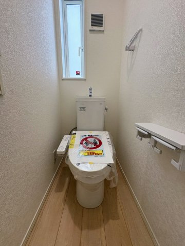 クレイドルガーデン糸満市大度 第1・２号棟のトイレ|２階トイレ・換気窓＆タオルハンガー付き／温水洗浄便座