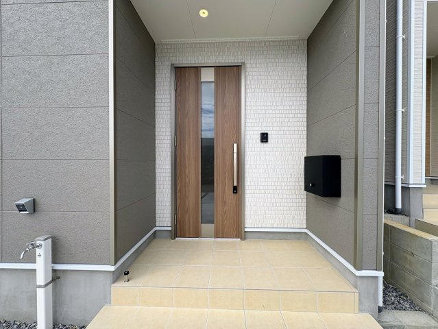 クレイドルガーデン糸満市大度 第1・２号棟の玄関|屋根付きで置き配スペースも確保できる玄関ポーチ／人感センサー付き玄関灯・TVモニター付きインターフォン・防犯カメラ