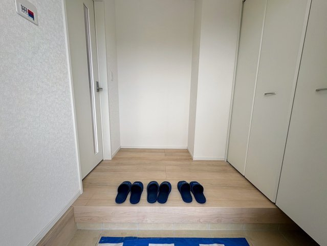 クレイドルガーデン糸満市大度 第1・２号棟の玄関|上がり框からリビングへ続く玄関ホール・天井高収納付き