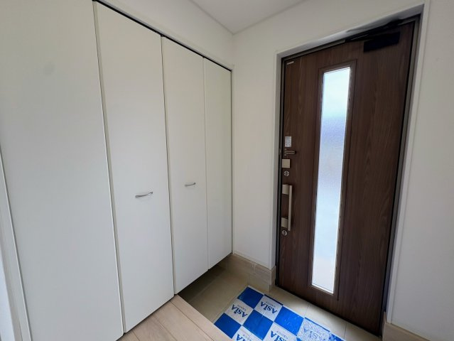 クレイドルガーデン糸満市大度 第1・２号棟の玄関|可動式棚付きで収納力抜群のシューズクローゼット