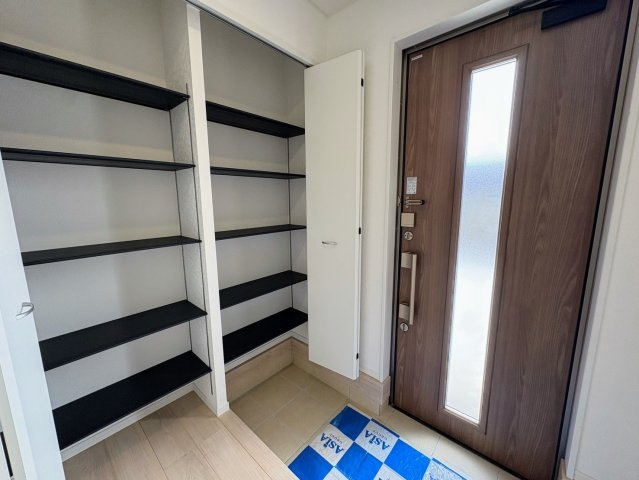 クレイドルガーデン糸満市大度 第1・２号棟の玄関|可動式棚付きで収納力抜群のシューズクローゼット