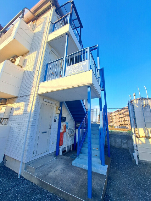 富士見市関沢２丁目の賃貸マンションのエントランス