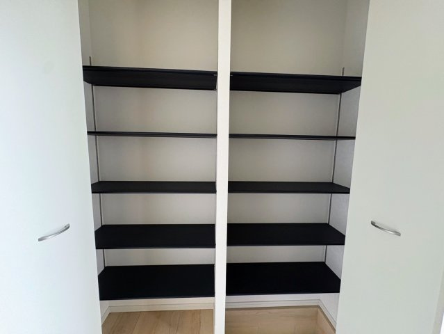 クレイドルガーデン糸満市大度 第1・４号棟の収納|可動式棚付きで収納力抜群の天井高シューズクローゼット