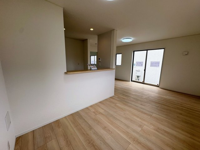 クレイドルガーデン糸満市大度 第1・４号棟の居間・リビング|二面採光で明るくゆったりとした16.5帖のLDK／対面式のキッチン