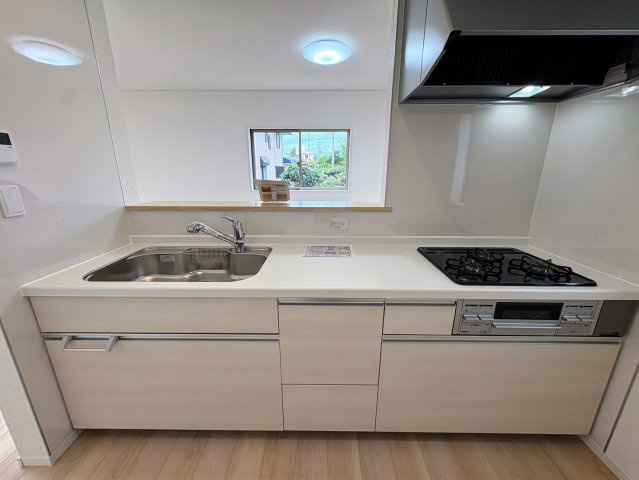 クレイドルガーデン糸満市大度 第1・４号棟のキッチン|コミュニケーションの取りやすい対面式のキッチン／リビングの眺め