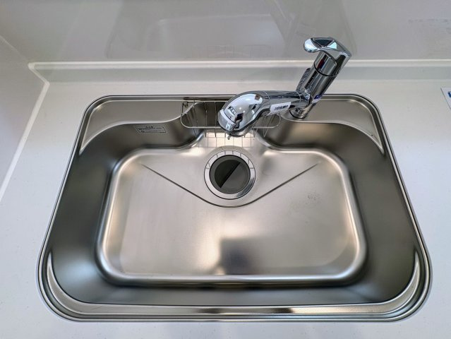 クレイドルガーデン糸満市大度 第1・４号棟の浴室|浄水器付きキッチンの流し台