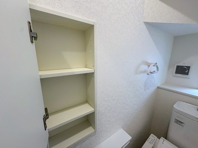 クレイドルガーデン糸満市大度 第1・４号棟のその他|１階トイレに設置された便利な収納棚