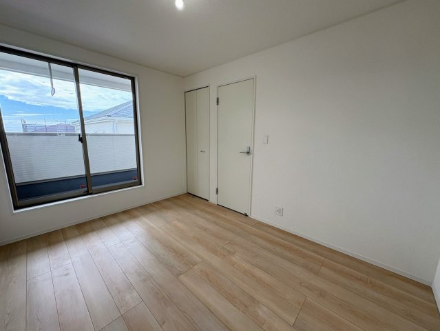 クレイドルガーデン糸満市大度 第1・４号棟の洋室|二面採光の２階洋室①バルコニー出入口付き