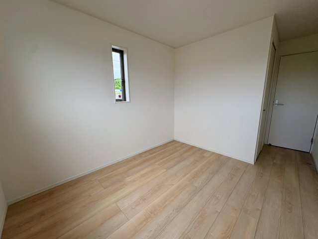 クレイドルガーデン糸満市大度 第1・４号棟の洋室|二面採光の２階洋室②ウォークインクローゼット