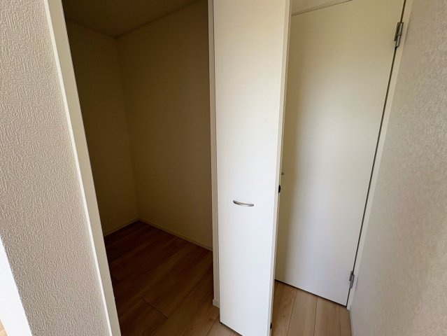 クレイドルガーデン糸満市大度 第1・４号棟の収納|２階洋室②に設置されたウォークインクローゼット