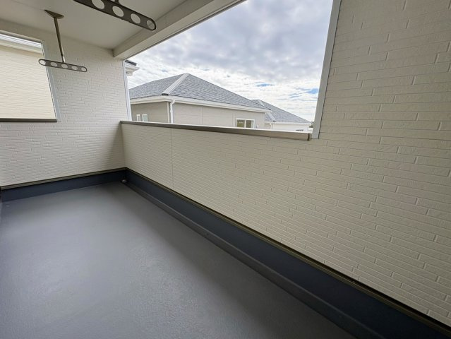 クレイドルガーデン糸満市大度 第1・４号棟のバルコニー|急な雨も安心♪様々な用途に使える広々二面ルーフバルコニー