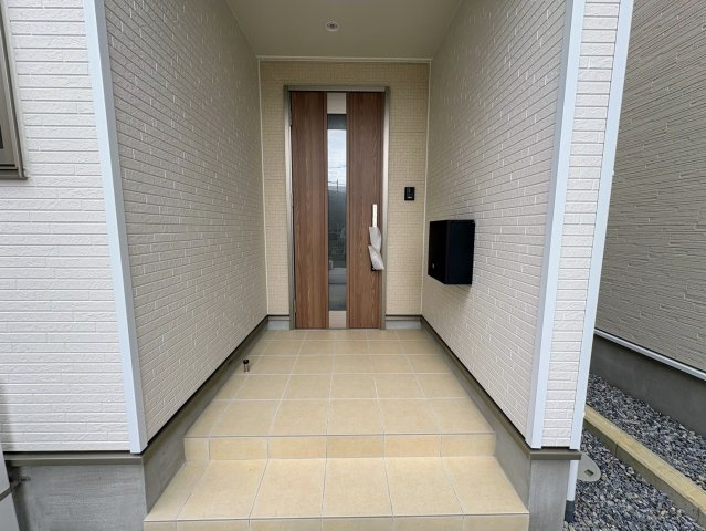 クレイドルガーデン糸満市大度 第1・４号棟の玄関|屋根付きで置き配スペースも確保できる玄関ポーチ／人感センサー付き玄関灯・TVモニター付きインターフォン・防犯カメラ