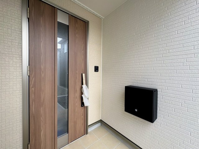 クレイドルガーデン糸満市大度 第1・４号棟の玄関|屋根付きで置き配スペースも確保できる玄関ポーチ／人感センサー付き玄関灯・TVモニター付きインターフォン・防犯カメラ