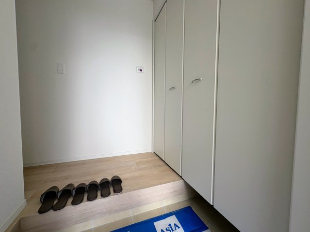 クレイドルガーデン糸満市大度 第1・４号棟の玄関|上がり框からリビングへつづく玄関ホール・天井高収納付き