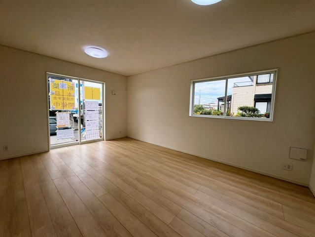 クレイドルガーデン糸満市大度 第1・５号棟の居間・リビング|二面採光で明るくゆったりとした16.5帖のLDK