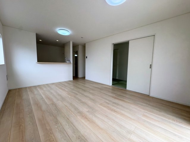 クレイドルガーデン糸満市大度 第1・５号棟の居間・リビング|二面採光で明るくゆったりとした16.5帖のLDK＋洋風和室４帖／対面式キッチン